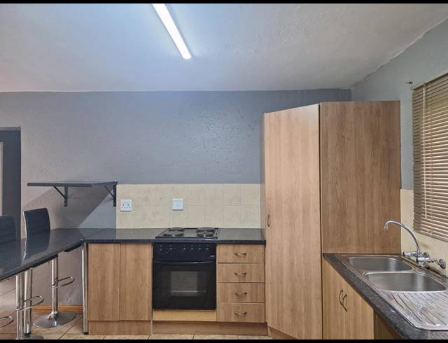 2 BEDROOM TOWNHOUSE FOR SALE IN SONNEVELD